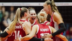 Jubel bei unseren Volleyball-Frauen über zwei gewonnene Sätze.