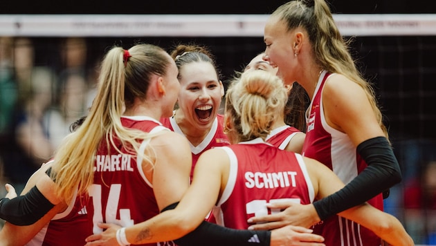 Jubel bei unseren Volleyball-Frauen über zwei gewonnene Sätze.
