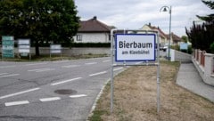 Der kleine Ort Bierbaum am Kleebühel mit 295 Einwohnern ist eigentlich sehr ruhig und friedlich, ...