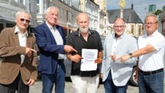 Unbeirrt kämpfen Experten, wie Gattermeier, Lichtenschopf und Katzensteiner (Mi. v. li.) gegen ...