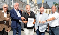 Unbeirrt kämpfen Experten, wie Gattermeier, Lichtenschopf und Katzensteiner (Mi. v. li.) gegen ...