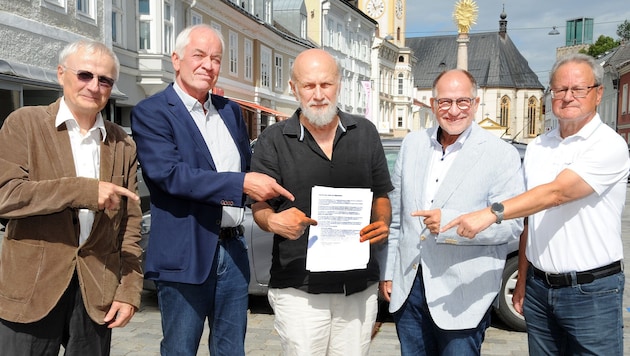 Unbeirrt kämpfen Experten, wie Gattermeier, Lichtenschopf und Katzensteiner (Mi. v. li.) gegen ...