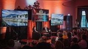 Harald Schmidt an der Seite von Moderatorin Coco Brell.