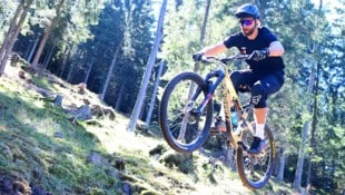 Florian Pessentheiner Marco Schwarz auf dem nach ihm benannten Mountainbike-Trail in Bad Kleinkirchheim.