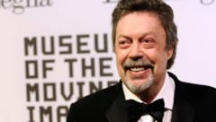Als Pennywise und Dr. Frank-N-Furter wurde er weltberühmt. Jetzt ist Tim Curry im Alter von 80 ...