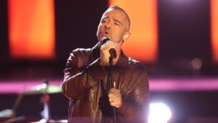 Eros Ramazzotti muss wegen einer Stimmband-OP Konzerte verschieben.