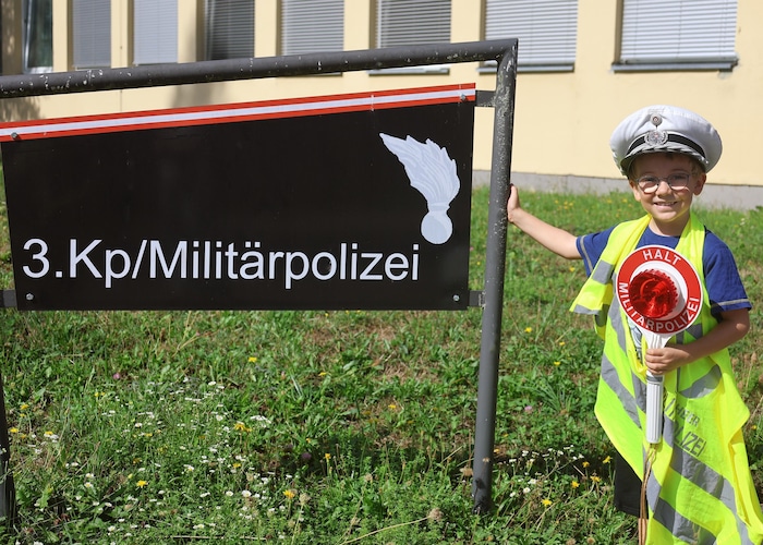 In gelber Weste mit dem Polizei-Halteschild in der Hand – ein Highlight!