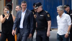 Die Regierung von Pedro Sanchez (li., Ende Juli in Ceuta) will nach dem Massenansturm auf die ...