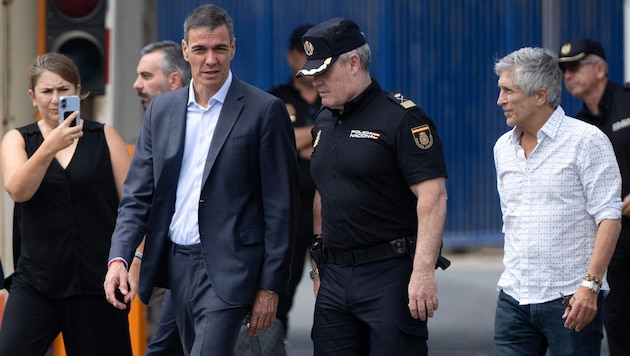 Die Regierung von Pedro Sanchez (li., Ende Juli in Ceuta) will nach dem Massenansturm auf die ...