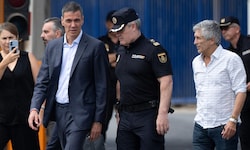 Die Regierung von Pedro Sanchez (li., Ende Juli in Ceuta) will nach dem Massenansturm auf die ...