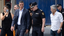 Die Regierung von Pedro Sanchez (li., Ende Juli in Ceuta) will nach dem Massenansturm auf die ...