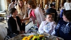 Königin Silvia von Schweden empfing eine Gruppe ukrainischer Kinder, die im Krieg verletzt ...