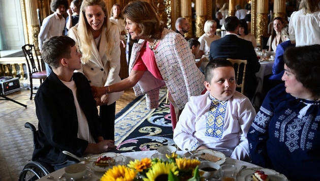 Königin Silvia von Schweden empfing eine Gruppe ukrainischer Kinder, die im Krieg verletzt ...