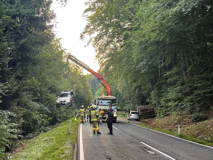 Die Freiwillige Feuerwehr Mattsee bei der Bergung des PKW