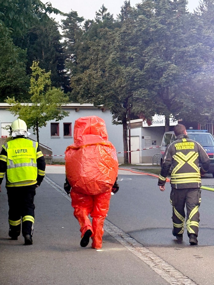 Spezialisten der Stützpunktfeuerwehr Gefahrengut aus Feldkirch wurden angefordert.