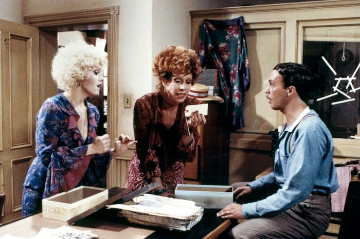 Tim Curry spielte an der Seite von Carol Burnett (Mitte) in „Annie“.