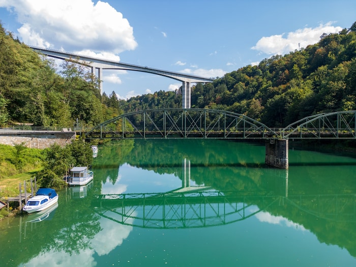 Hinter der kleinen Brücke thront heute die „große Lippitzbachbrücke“.