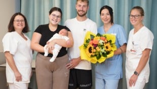 Hebamme Karin Lagger, Mama Elena, Sohn Louis Simon, Papa Julian, Hebamme Sofia Ruttnig und Dr. ...