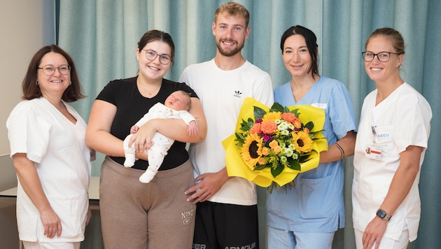 Hebamme Karin Lagger, Mama Elena, Sohn Louis Simon, Papa Julian, Hebamme Sofia Ruttnig und Dr. ...