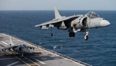 Harrier-Kampfflugzeuge starten vom Flugzeugträger Juan Carlos I. (Archivbild)
