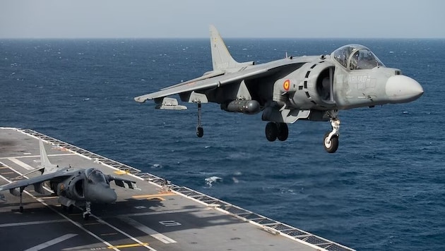 Harrier-Kampfflugzeuge starten vom Flugzeugträger Juan Carlos I. (Archivbild)