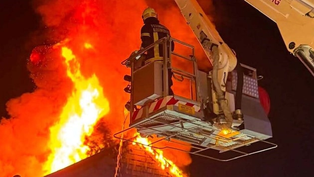 Kurz vor Mitternacht stand das Dachgeschoß in Flammen.