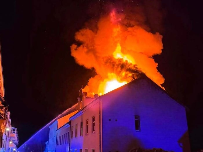 Meterhoch schlugen die Flammen in den Nachthimmel.