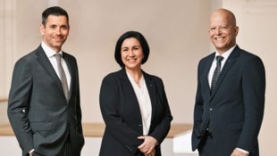 Der Vorstand der Sparkasse OÖ von links nach rechts: Manuel Molnar, Generaldirektorin Stefanie ...