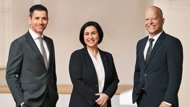 Der Vorstand der Sparkasse OÖ von links nach rechts: Manuel Molnar, Generaldirektorin Stefanie ...