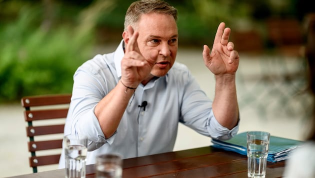 Im „Krone“-Sommergespräch spricht Vizekanzler Andreas Babler über zu hohe Gehälter von Managern