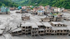 Die Sturzflut mit darauffolgenden verheerenden Überschwemmungen im Himalaya-Gebiet hat am ...