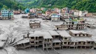 Am Mittwoch kam es an der Grenze zwischen Tibet und Nepal zu einer gewaltigen Sturzflut. ...