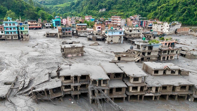 Am Mittwoch kam es an der Grenze zwischen Tibet und Nepal zu einer gewaltigen Sturzflut. ...