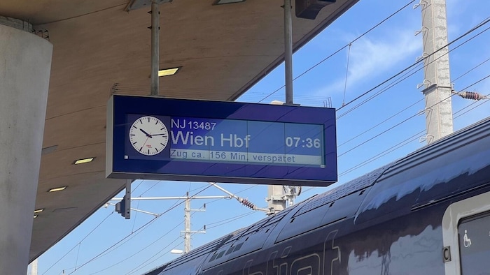 Auch die Nachtzüge, die schon in den Morgenstunden in Wien ankommen sollten, mussten lange auf ...