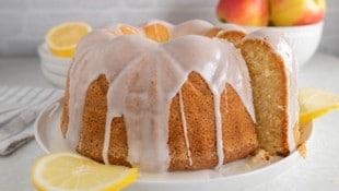 Wer es ganz besonders zitronig mag, kann den noch warmen, frisch gestürzten Kuchen mit einem ...