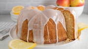 Wer es ganz besonders zitronig mag, kann den noch warmen, frisch gestürzten Kuchen mit einem ...