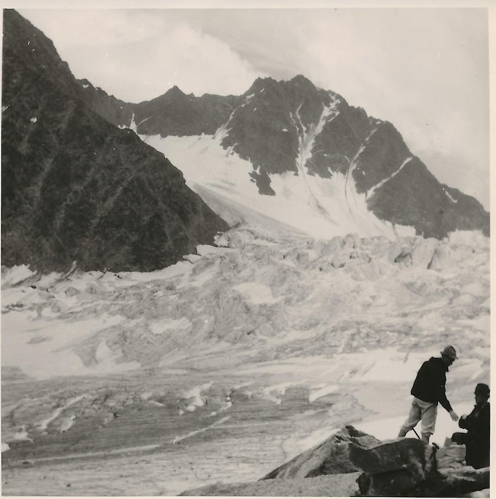 The man from Sulztal with two of the Bavarian mountaineers (Alfred Rothfischer on the left). The ...
