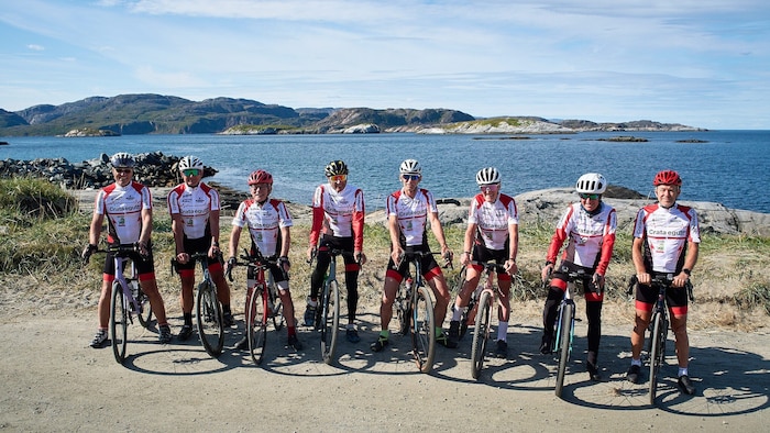 Gestartet sind die Senioren-Radsportler mit Herbert Lackner (3. v. li. an der Spitze in ...