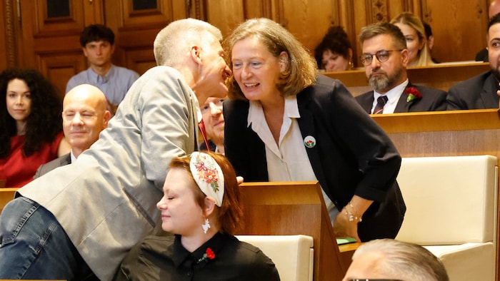Freundschaft: Manfred Eber gratuliert Elke Kahr.