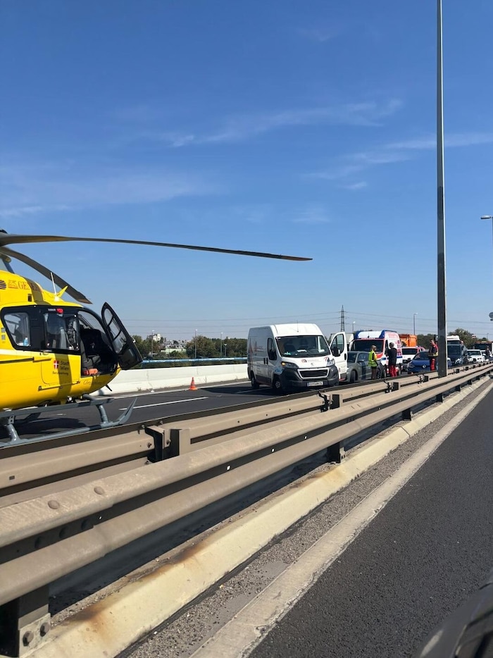 Das Fahrzeug prallte mehrmals gegen die Leitplanke.