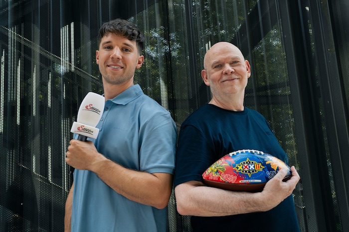 Christopher D. Ryan kommentiert das Spiel gemeinsam mit Ex-Profi Sandro Platzgummer (l.).