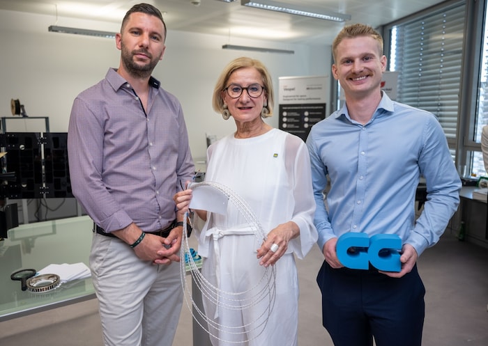 Johanna Mikl-Leitner mit den „Kabelprofis“ Joseph Riegler (li.) und Emil Stoll