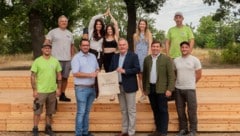 Andreas Scherleitner, Alfred Macheiner (beide Tischler), FPÖ-Sportstadtrat LAbg. Philipp ...