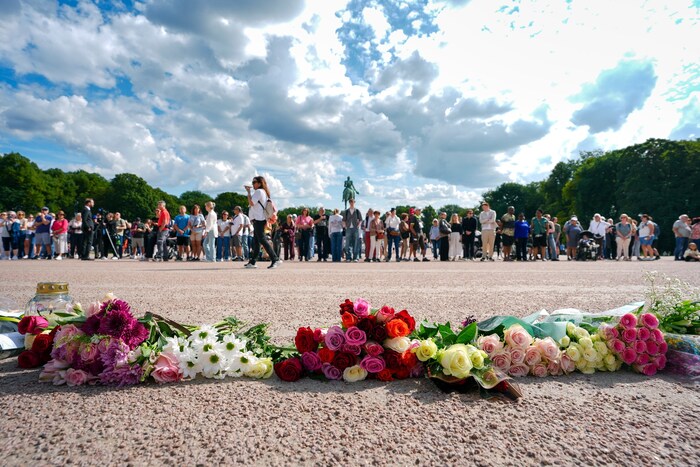 Vor dem Königlichen Schloss in Oslo legten Norweger bereits Blumen für König Harald ab.