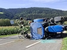Aus bislang unbekannter Ursache fuhr die Jugendliche mit ihrem Traktor auf das ...