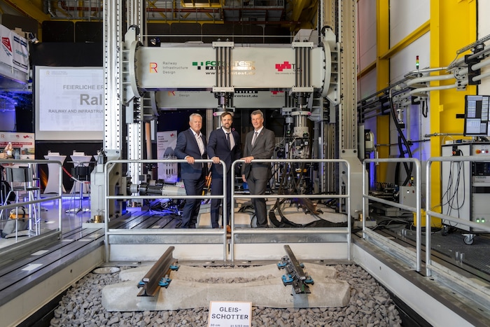 voestalpine-Vorstand Franz Kainersdorfer, Institutsleiter Ferdinand Pospischil und TU-Rektor ...