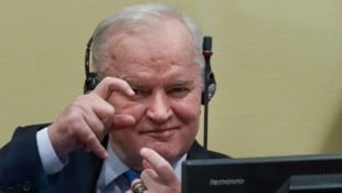Der Kriegsverbrecher Ratko Mladić ist im Alter von 83 Jahren in einem Gefängniskrankenhaus ...