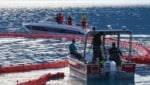 Mit Ölsperren werden austretendes Kerosin und Öl aufgefangen.