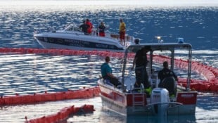Mit Ölsperren werden austretendes Kerosin und Öl aufgefangen.