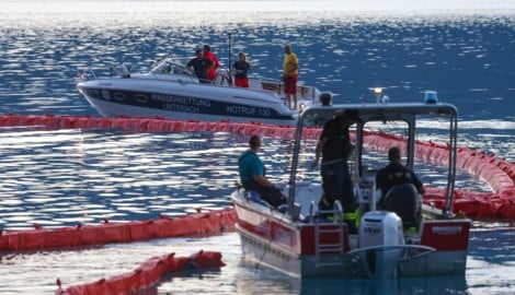 Mit Ölsperren werden austretendes Kerosin und Öl aufgefangen.